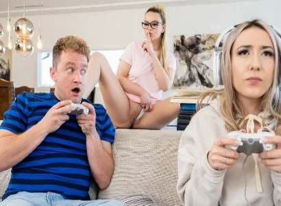 cô ấy mải chơi game lúc nào cũng thế nên bị bạn thân cướp người yêu