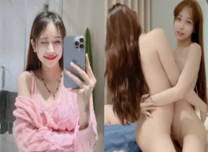 Lâm Thái Vy với cô bạn thân của mình móc bím nhau trên nền tảng phát sóng trực tiếp