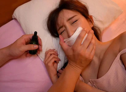 Tôi chuốc thuốc mê vào thức uống của cô em họ xinh đẹp và quan hệ